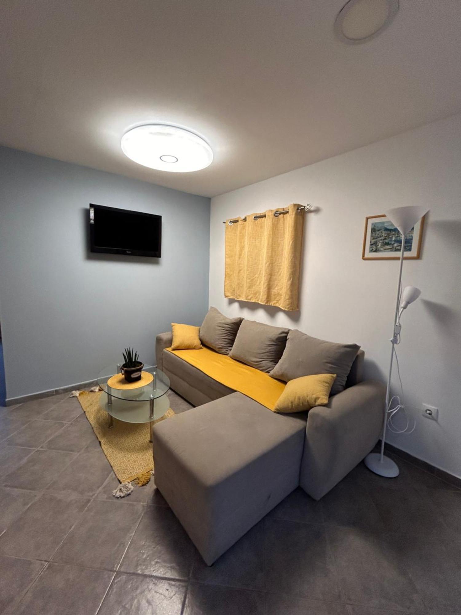 Tommi Apartment *